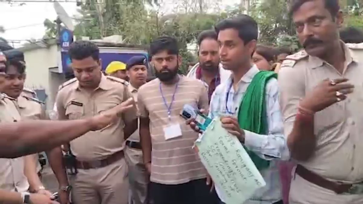 অভিযোগ, Asansol Engineering College-এর স্ট্রংরুমের কাছে একটি সিল করা খাম উদ্ধার হয়েছে।