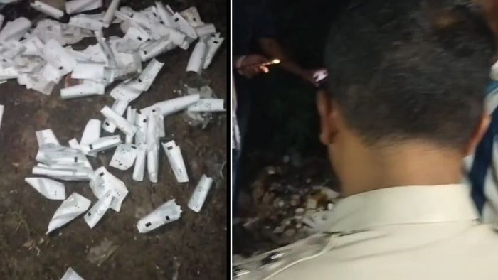 রবিবার বারাসত-বারাকপুর রোডের নীলগঞ্জ সুভাষনগর বাসস্ট্যান্ডের কাছে রাস্তার ধারে পড়ে থাকতে দেখা গেল একাধিক ভিভিপ্যাট (VVPAT) স্লিপ।