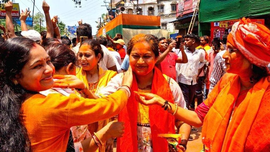 নবান্নে পদ্ম-শিবির: কোন ৫টি ‘মাস্টারস্ট্রোকে’ তৃণমূলের দুর্গ চুরমার করল বিজেপি? নবান্নে পদ্ম-শিবির: কোন ৫টি ‘মাস্টারস্ট্রোকে’ তৃণমূলের দুর্গ চুরমার করল বিজেপি?