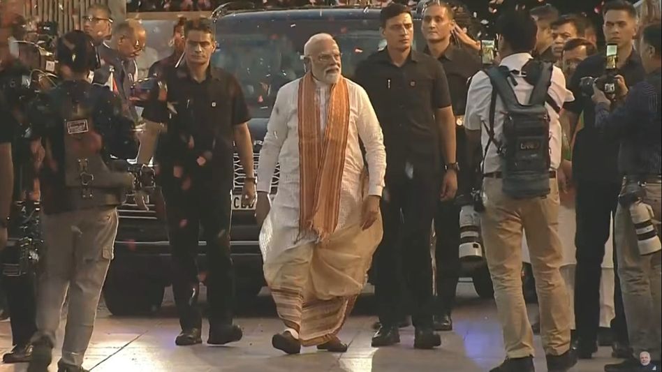 ধুতি পাঞ্জাবিতে একেবারে বাঙালি বাবু সেজে বঙ্গ জয়ের উল্লাস মাতলেন মোদী ধুতি পাঞ্জাবিতে একেবারে বাঙালি বাবু সেজে বঙ্গ জয়ের উল্লাস মাতলেন মোদী