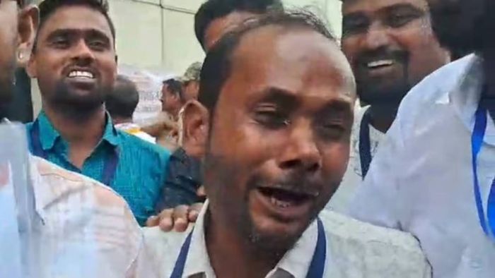 বিজেপির জয়ে এক কর্মী আবেগাপ্লুত হয়ে পড়েন। (ছবি: আইটিজি)