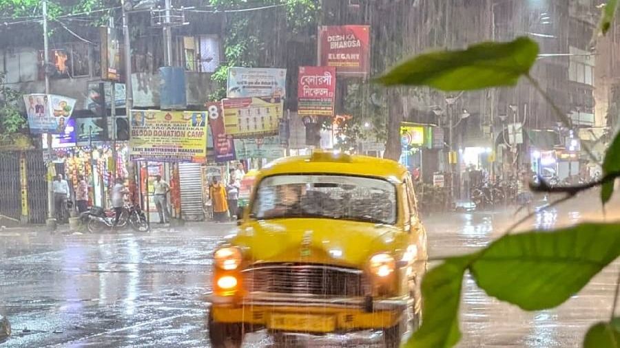 ধেয়ে আসছে ঝোড়ো হাওয়া ও ভারী বৃষ্টি, ৭ জেলায় দুর্যোগের সতর্কতা জারি