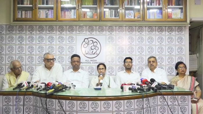 মঙ্গলবার বিকেলে সাংবাদিক বৈঠকে বিস্ফোরক দাবি করলেন তৃণমূল নেত্রী।