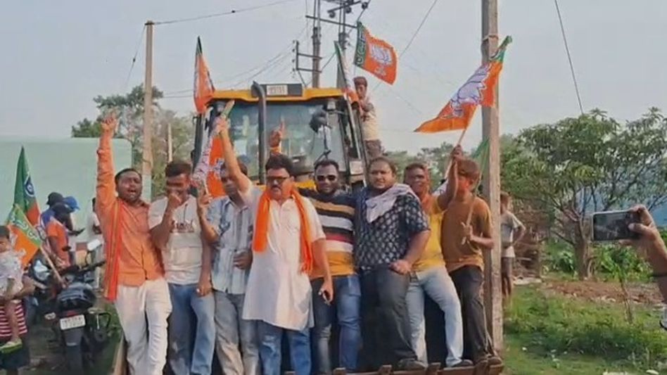 কুলটির রাস্তায় বিজেপির ‘বুলডোজার’ মিছিল ও স্লোগান কুলটির রাস্তায় বিজেপির ‘বুলডোজার’ মিছিল ও স্লোগান
