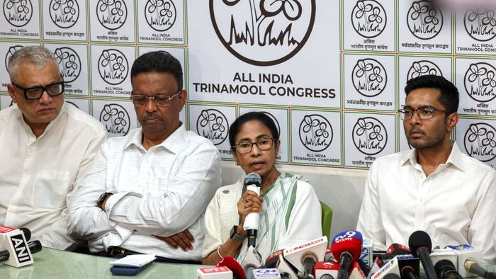 মমতা বন্দ্যোপাধ্যায় কালীঘাটের বাড়িতে বৈঠকে