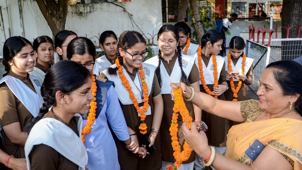  মাধ্যমিকে পাশের হারে একনম্বরে কালিম্পং, কলকাতার কী পরিস্থিতি?