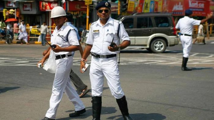 কলকাতার বহু রাস্তায় গাড়ি চলাচল নিয়ন্ত্রণ