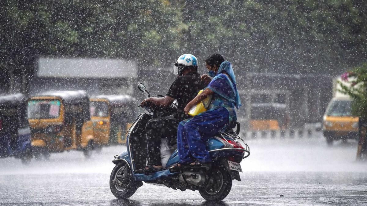 ফের নিম্নচাপের আশঙ্কা, মঙ্গল থেকে বাড়বে বৃষ্টি, গরম থেকে রেহাই