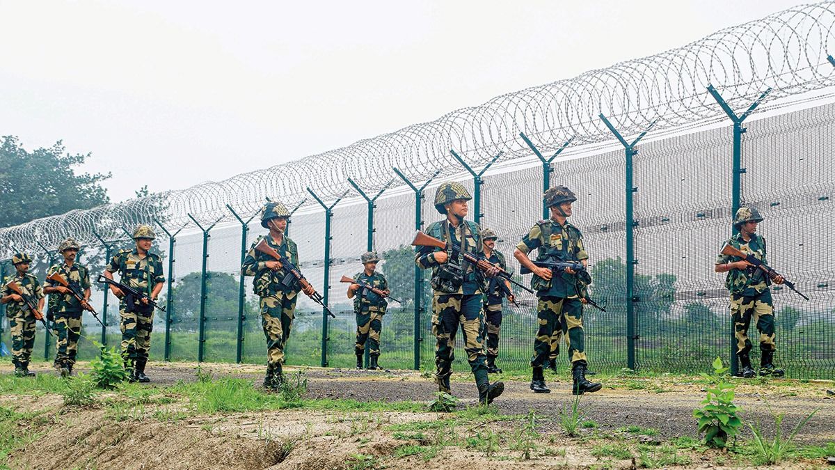 বসিরহাট থেকে মালদা, সীমান্তে বেড়া বসাতে ৪৫ দিনের মধ্যে জমি দেবে রাজ্য
