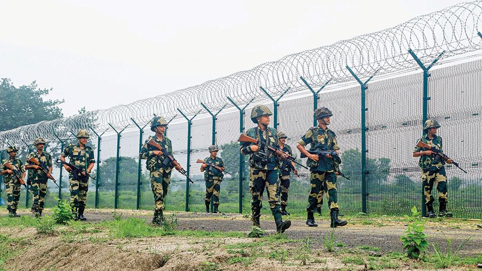 বসিরহাট থেকে মালদা, সীমান্তে বেড়া বসাতে ৪৫ দিনের মধ্যে জমি দেবে রাজ্য বসিরহাট থেকে মালদা, সীমান্তে বেড়া বসাতে ৪৫ দিনের মধ্যে জমি দেবে রাজ্য