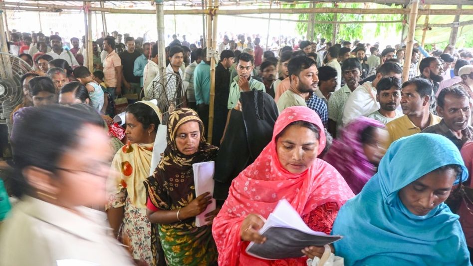 বাদ পড়া ২৭ লক্ষ ভোটার কি পাবেন ভাতা-সুযোগ সুবিধা? নাগরিকত্ব নিয়েও উদ্বেগ বাদ পড়া ২৭ লক্ষ ভোটার কি পাবেন ভাতা-সুযোগ সুবিধা? নাগরিকত্ব নিয়েও উদ্বেগ