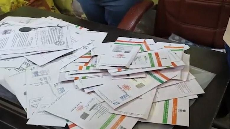 সল্টলেকে তৃণমূলের পার্টি অফিস থেকে উদ্ধার শতাধিক আধার কার্ড ও জমির দলিল; চাঞ্চল্য 