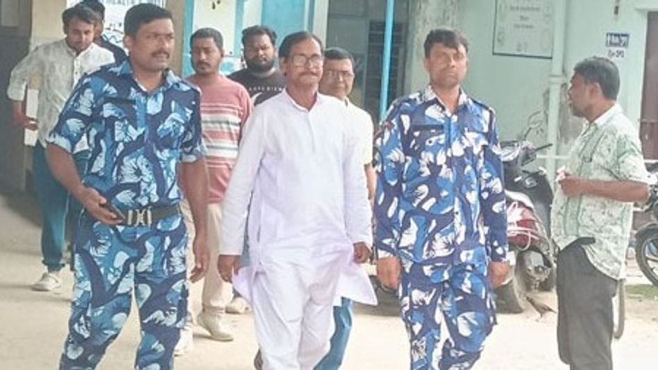 সরকারি প্রকল্পের নামে বিপুল আর্থিক প্রতারণা, মাঝরাতে বিছানা থেকে তুলে গ্রেফতার প্রভাবশালী তৃণমূল নেতা – এবেলা সরকারি প্রকল্পের নামে বিপুল আর্থিক প্রতারণা, মাঝরাতে বিছানা থেকে তুলে গ্রেফতার প্রভাবশালী তৃণমূল নেতা – এবেলা