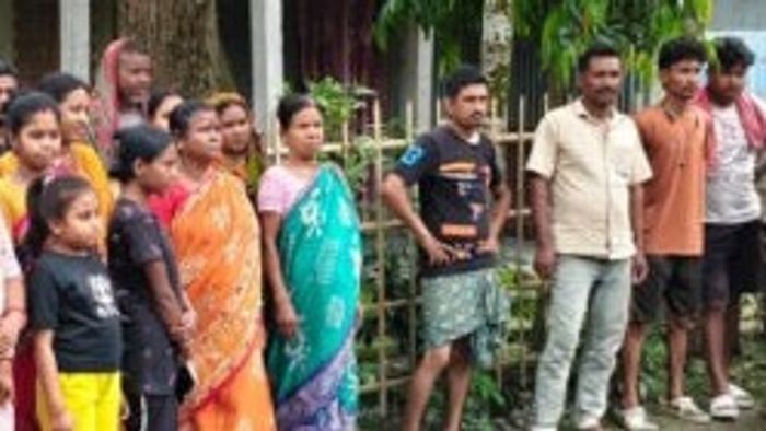 তুফানগঞ্জে কাটমানি ফেরতের দাবিতে ঘেরাও TMC প্রধান, দেওয়ানহাটে তৃণমূল নেতার বাড়ি ভাঙচুরে