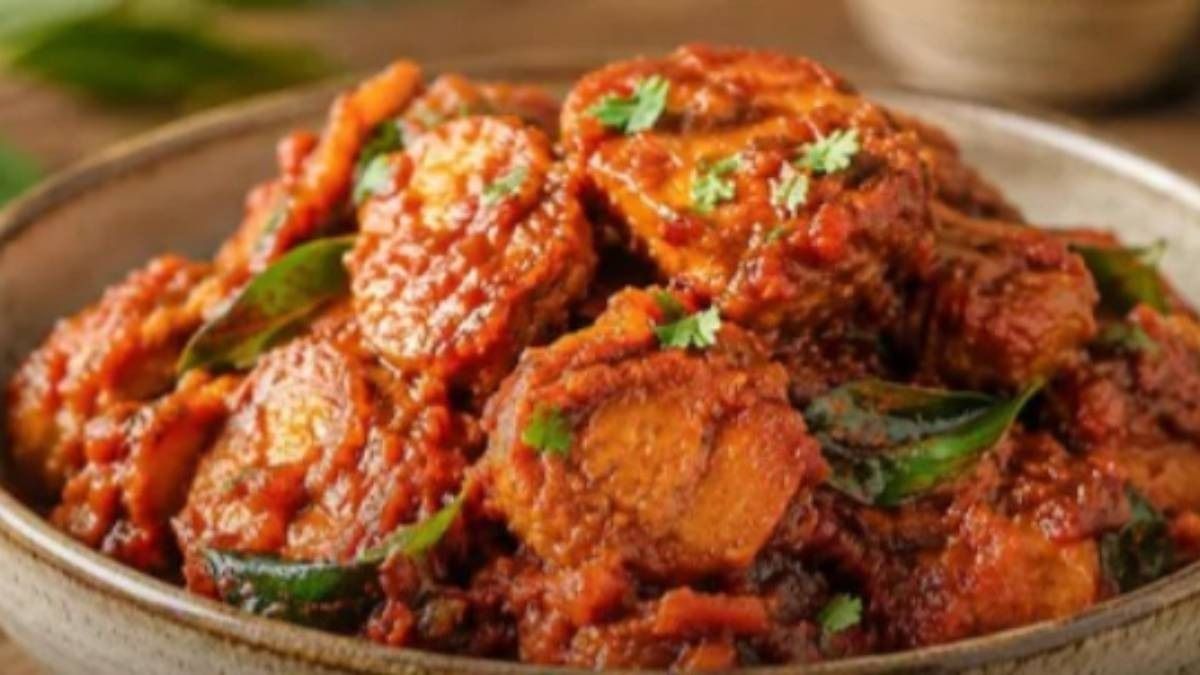 কাঁচা কলা অল্প আঁচে রান্না করা হয়, যাতে মশলাগুলো ভালোভাবে মিশে যায়। (ছবি: আইটিজি)