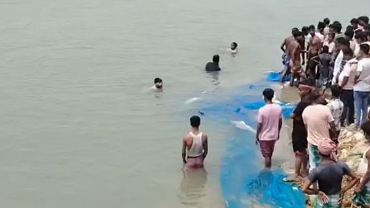 মানিকচকে গঙ্গায় একসঙ্গে তলিয়ে গেল তিন কিশোরী, ডুবুরি নামিয়েও খোঁজ মেলেনি
