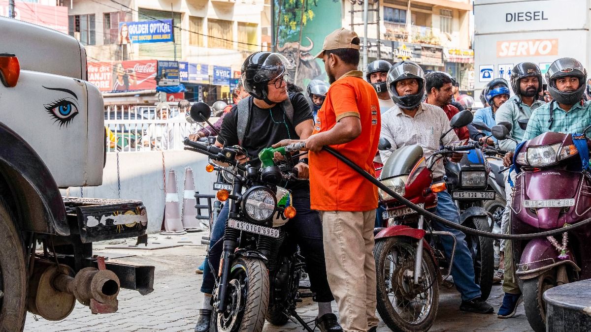 ধাপে ধাপে আরও বাড়তে পারে পেট্রোল-ডিজেলের দাম, কত টাকা বেশি খসবে?  