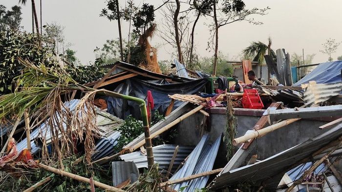 ভোররাতের বিধ্বংসী ঝড়ে লন্ডভন্ড জলপাইগুড়ি, অল্পের জন্য রক্ষা পেল পাহাড়িয়া এক্সপ্রেস