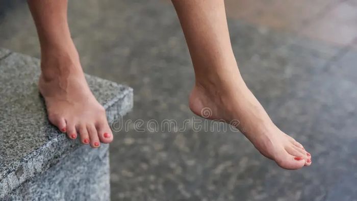 Which Foot To Step Out First For Luck: শুভ কাজে যাওয়ার আগে কোন পা প্রথম বাড়াবেন? ভাগ্য ফেরাতে এই টোটকা অব্যর্থ