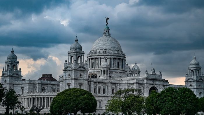 সকাল থেকে কলকাতার আকাশ মেঘলা