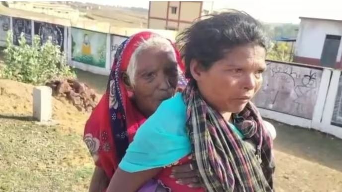 শাশুড়িকে পিঠে নিয়ে ৯ কিমি হাঁটা, সামান্য পেনশন তুলতে এভাবেই ব্যাঙ্কে যান মহিলা  