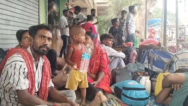 'হোল্ডিং সেন্টার' চালু হতেই ফিরতে মরিয়া বাংলাদেশিরা, হাকিমপুর সীমান্তে লম্বা লাইন