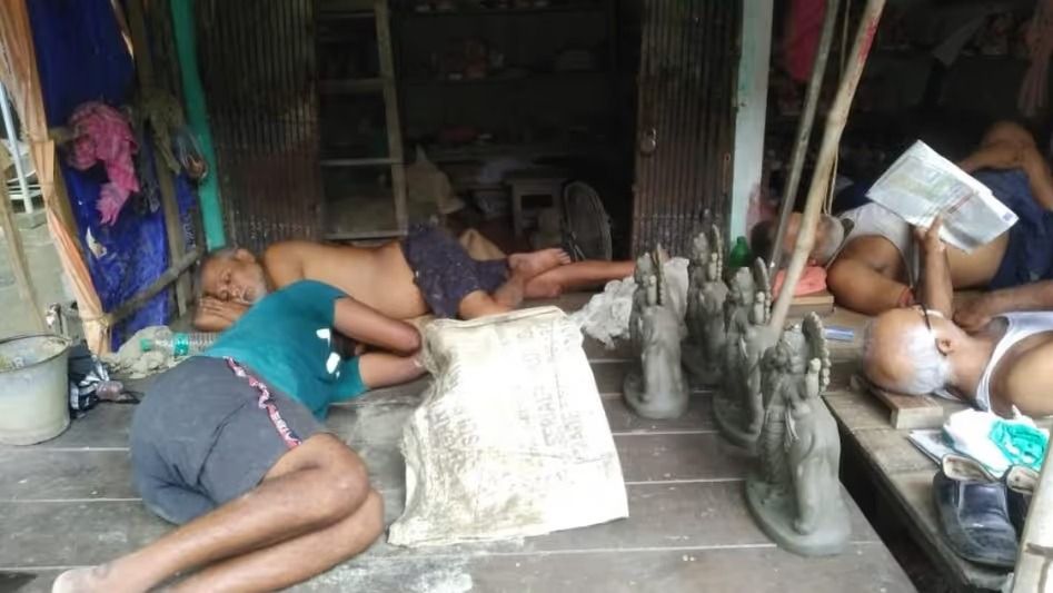 মাটির অভাবে কাজ থমকে কুমোরটুলিতে, কেন? পুজোর আগে সঙ্কট দেখছেন মৃৎশিল্পীরা