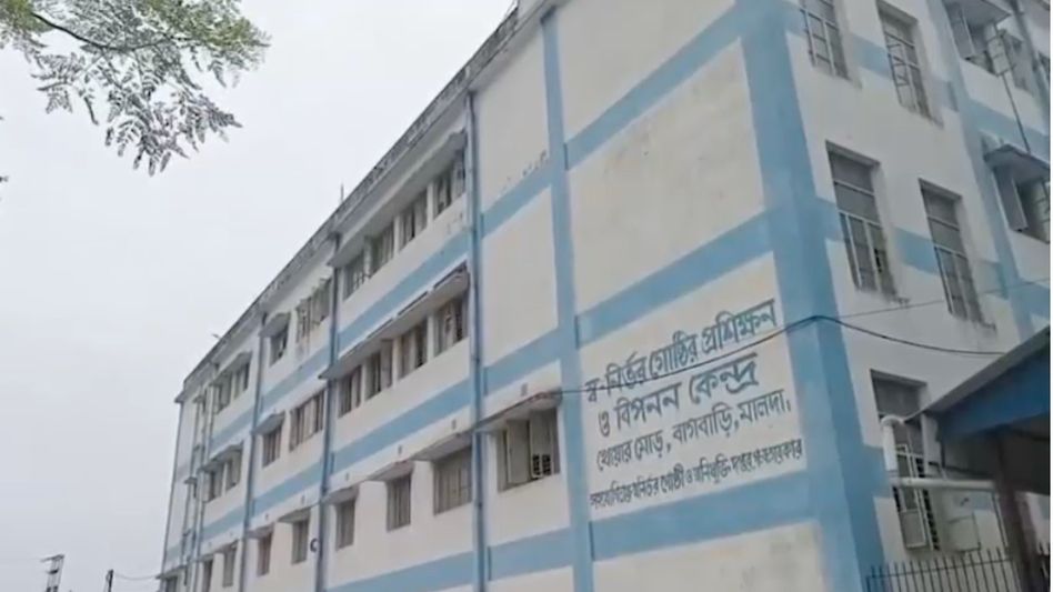 হোল্ডিং সেন্টারে আটক বাংলাদেশিদের কী কী খাওয়ানো হচ্ছে? যত্নের খুব একটা ত্রুটি হচ্ছে না হোল্ডিং সেন্টারে আটক বাংলাদেশিদের কী কী খাওয়ানো হচ্ছে? যত্নের খুব একটা ত্রুটি হচ্ছে না