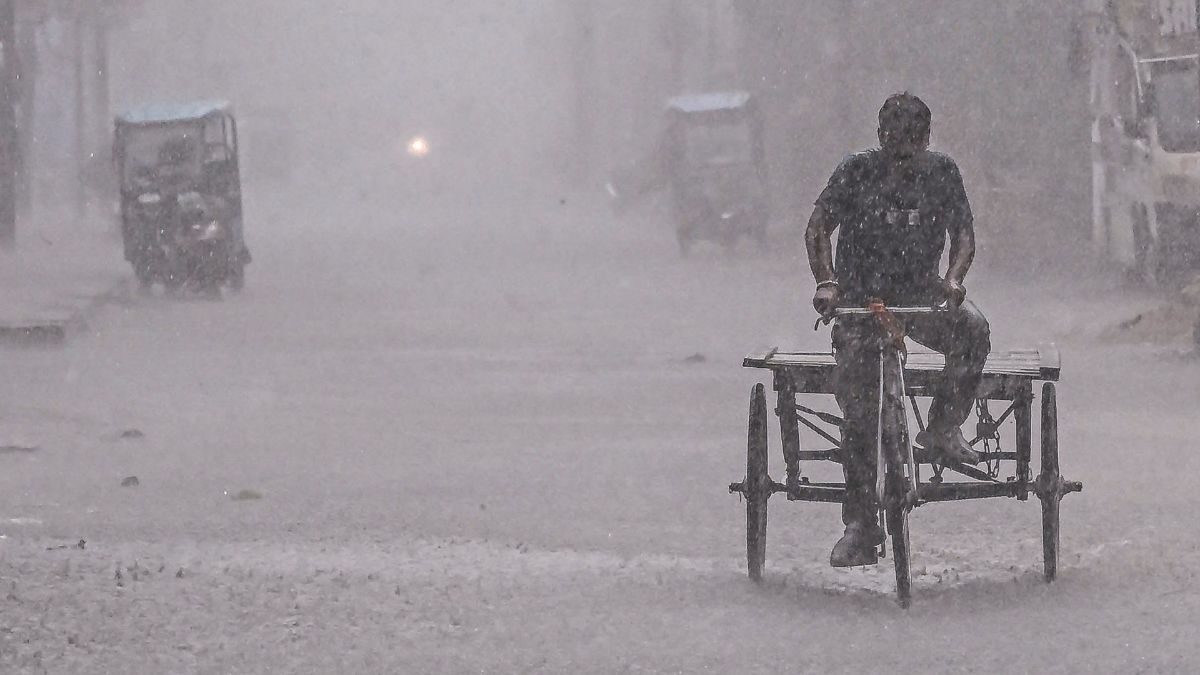 ১১ জেলায় ৭০ কিমি বেগে ঝড়-বৃষ্টির পূর্বাভাস, দুর্যোগ কত দিন চলবে? তাপমাত্রাও নামতে পারে