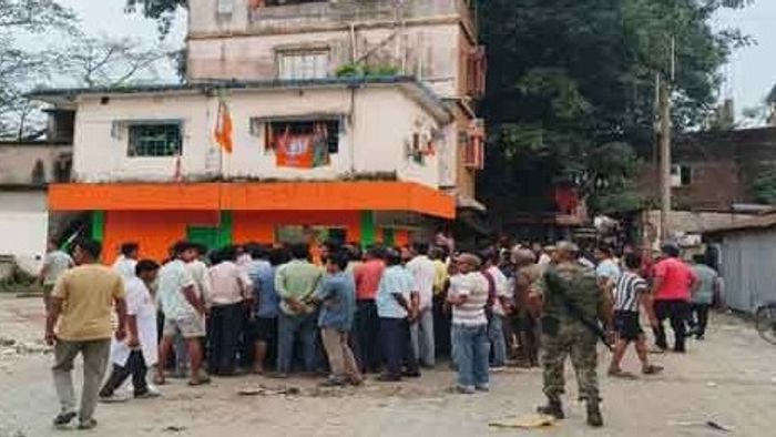 গেরুয়া শিবিরের গৃহযুদ্ধ চোপড়াতে, TMC কার্যালয় দখল ঘিরে ধুন্ধুমার নিজেদের মধ্য়েই