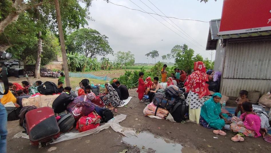 হোল্ডিং সেন্টারে অনুপ্রবেশকারীদের ভিড়