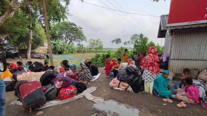হোল্ডিং সেন্টারে অনুপ্রবেশকারীদের ভিড়