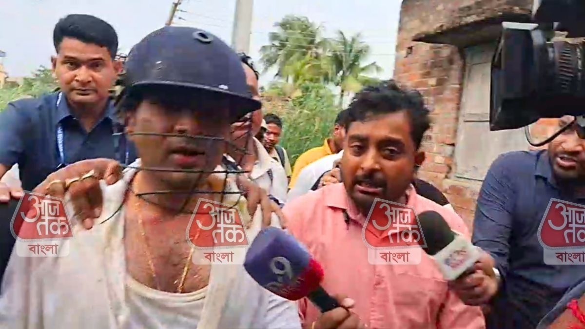 অভিষেককে রাস্তায় ফেলে মারধর, জামা ছিঁড়ল, ছোড়া হল ইট, ডিম, সোনারপুরে তুলকালাম