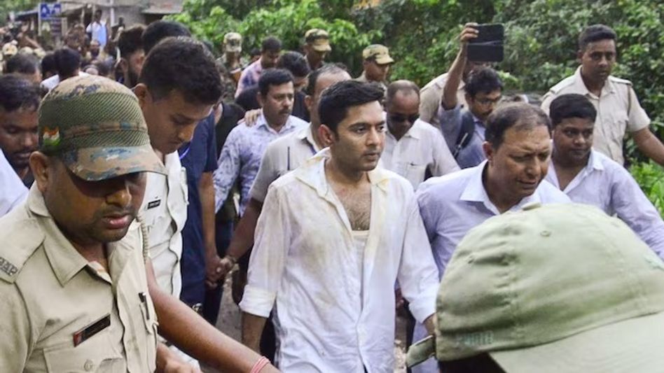 মার খাওয়ার ঘটনা নিয়ে স্পিকারকে 'নালিশ' করবেন অভিষেক, যাবেন কোর্টেও মার খাওয়ার ঘটনা নিয়ে স্পিকারকে 'নালিশ' করবেন অভিষেক, যাবেন কোর্টেও