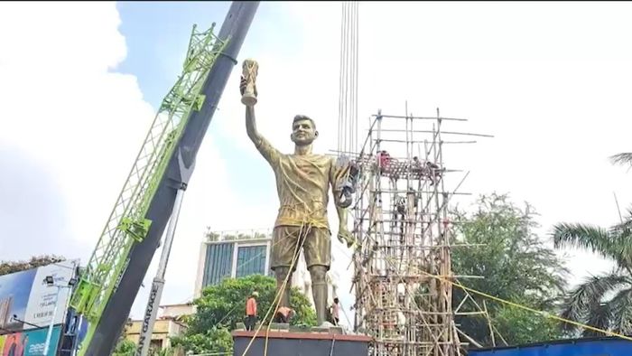 গত সপ্তাহে স্থানীয়রা অভিযোগ করেন যে প্রবল বাতাসে মূর্তিটি দুলছিল।