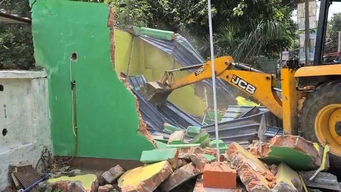 ব্যারাকপুরে সেনার জমিতে TMC অফিস, বুলডোজার চালিয়ে গুঁড়িয়ে দিল প্রশাসন