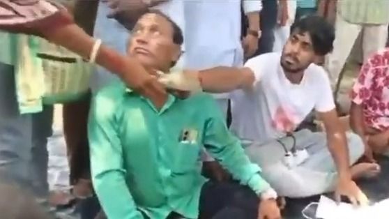 এবার নামখানা, পরিবারপিছু ৫ হাজার টাকা নিয়েছিল, সেই কাটমানির টাকা ফেরত দিচ্ছে TMC নেতারা