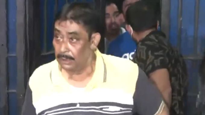 ঘরবন্দি অনুব্রত, জনরোষ বুঝে পার্টি অফিসেও দেখা নেই বীরভূমের কেষ্টর