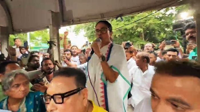 ধর্নায় রাস্তায় তৃণমূল সুপ্রিমো মমতা বন্দ্য়োপাধ্যায়