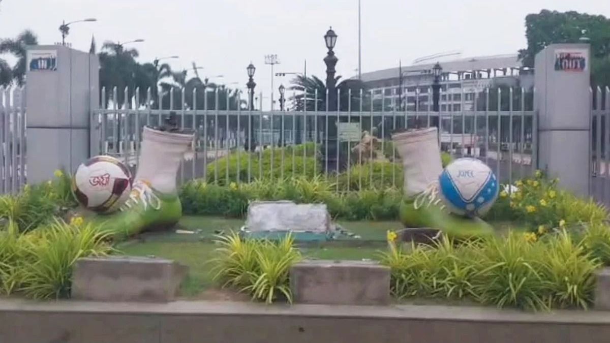 মাথায় 'বল' ওঠা সেই মূর্তির বিদায়, যুবভারতীর সামনে এবার শুধুই ইস্টবেঙ্গল VS মোহনবাগান