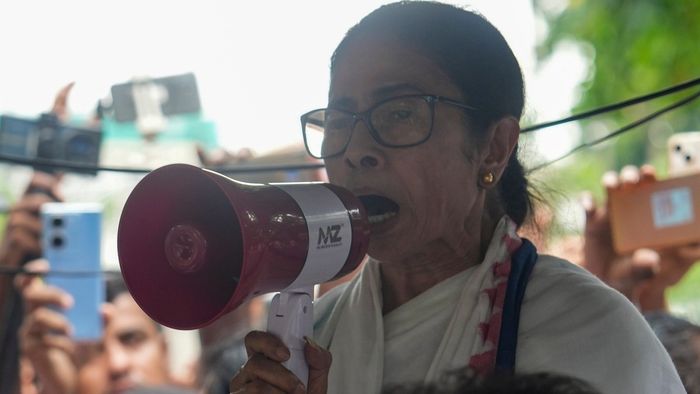 ধর্মতলায় হ্যান্ডমাইক হাতে মমতা