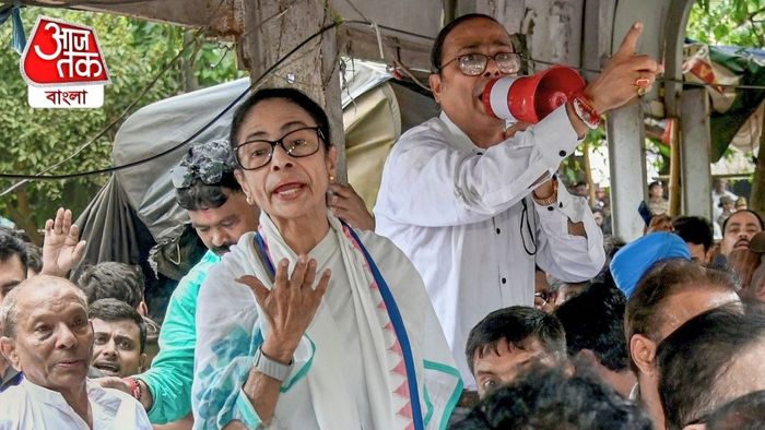 মনীষীদের মূর্তিতে মাল্যদান করে তৃণমূল কর্মী-সমর্থকদের জড়ো হওয়ার আহ্বান জানালেন।