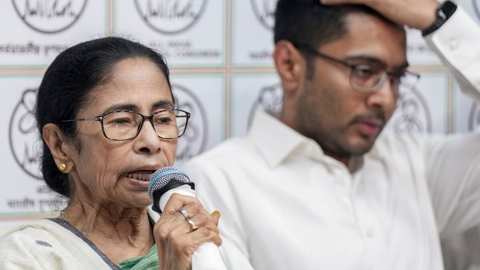 এ বার মমতার সাংসদীয় দলেও বড় ভাঙন? অভিষেকের বিরুদ্ধে ক্ষোভ কিন্তু দিল্লিতেও এ বার মমতার সাংসদীয় দলেও বড় ভাঙন? অভিষেকের বিরুদ্ধে ক্ষোভ কিন্তু দিল্লিতেও