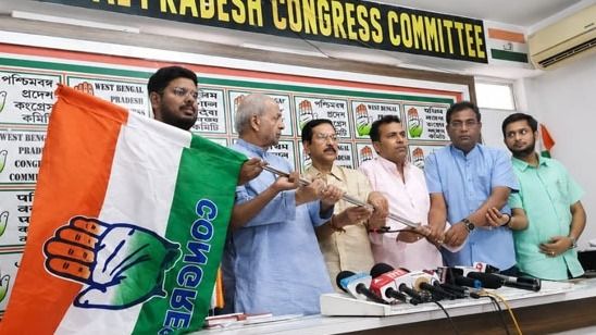 চেয়ারম্যান সহ ৬ কাউন্সিলর যোগ দিলেন কংগ্রেসে, মেখলিগঞ্জ পুরসভাও হাতছাড়া TMC-র