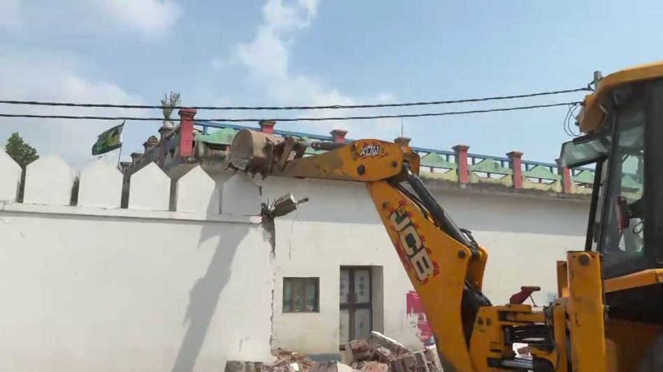 বুলডোজার দিয়ে ভাঙা হল মসজিদ, সরকারি জমি দখল ইস্যুতে উত্তাল সম্ভল বুলডোজার দিয়ে ভাঙা হল মসজিদ, সরকারি জমি দখল ইস্যুতে উত্তাল সম্ভল