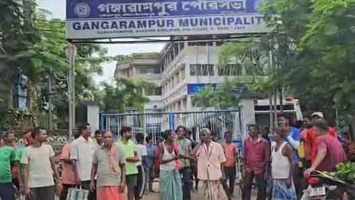 বকেয়া বেতনের দাবিতে উত্তাল গঙ্গারামপুর পুরসভা বন্ধ পরিষেবা চরম ভোগান্তিতে সাধারণ মানুষ