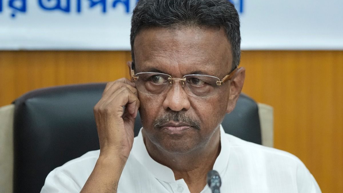 বিধানসভায় ঋতব্রতর সঙ্গে মিটিং, 'দিদি'র সঙ্গ ছাড়ছেন ফিরহাদও?  
