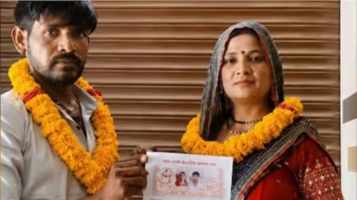 ভাইরাল ভিডিওয় দেখা যাচ্ছে, দু’জন একে অপরকে মালা পরাচ্ছেন। 