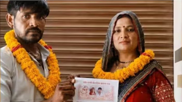 ভাইরাল ভিডিওয় দেখা যাচ্ছে, দু’জন একে অপরকে মালা পরাচ্ছেন।