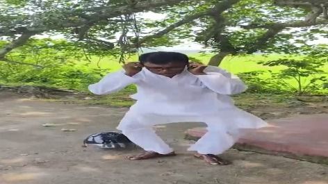  কত দুর্নীতি? TMC-র পঞ্চায়েত প্রধানকে রাস্তায় কান ধরে ওঠবোস VIRAL